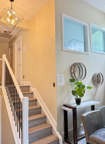 Mountain house/3 rooms close LRT &free parking