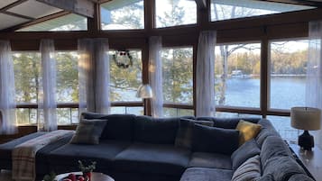 Smart-tv, een open haard, videospelletjes en boeken