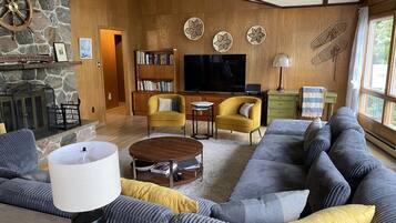 Smart TV, caminetto, videogiochi, libri