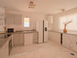 Kühlschrank, Mikrowelle, Ofen, Geschirrspüler