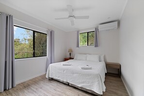 Luxury House | Desk, iron/ironing board, free WiFi