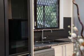 Luxury House | Private kitchen | Electric kettle - Highview Atherton (Atherton)