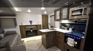 Mikrobølgeovn, ovn og kokeplater