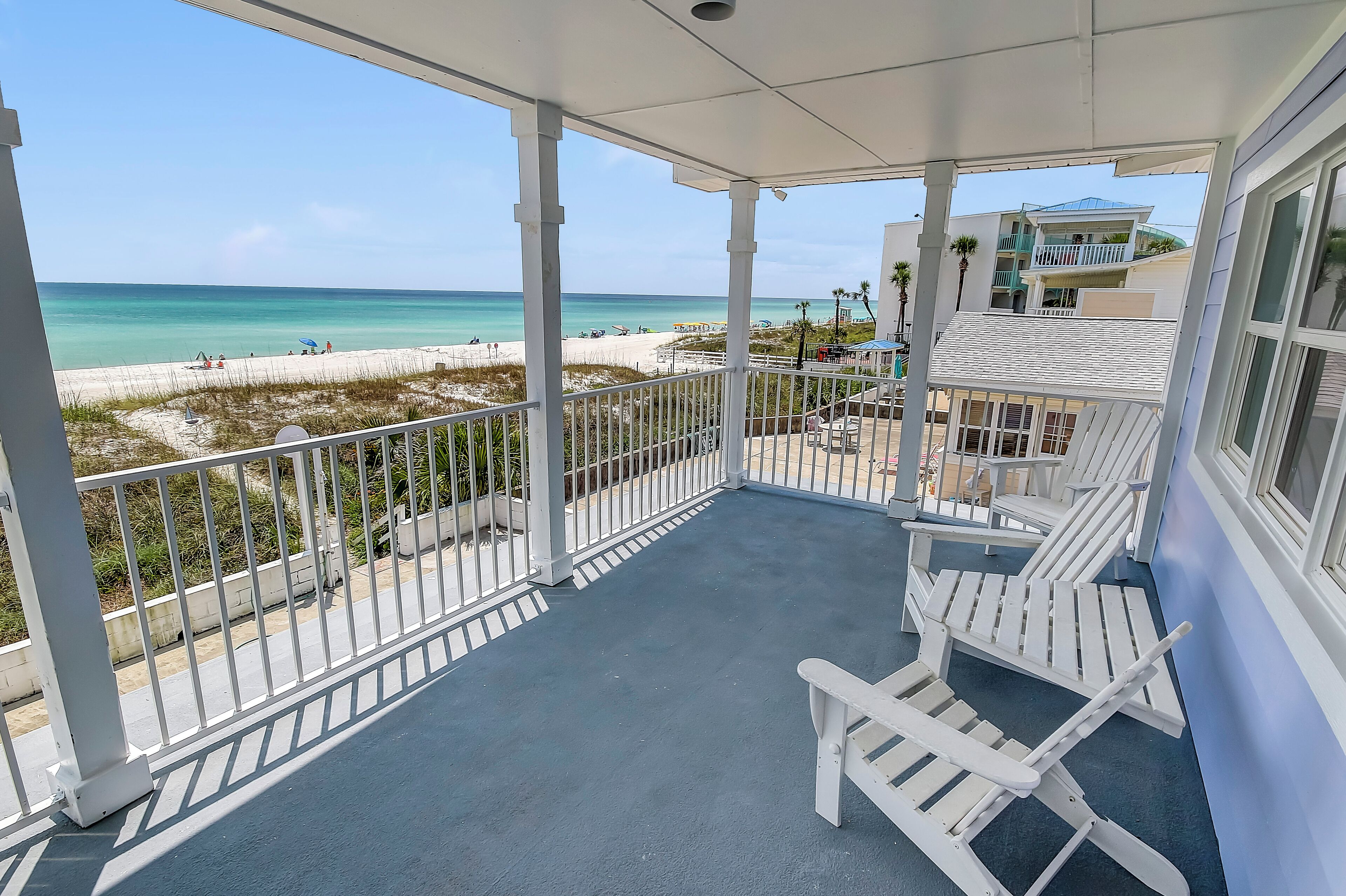 Hus - flere senge - terrasse - havudsigt | Overnatningsstedets område