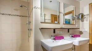 A bathroom with two sinks, a shower, and a mirror. - Vacation apartment Hirscherl, 1-2 persons, 55 sqm (Schönau am Königssee)
