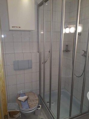 Douche, sĂšche-cheveux, serviettes fournies