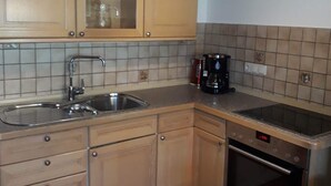 Wasserkocher mit Kaffee-/Teezubehör, Kühlschrank, Ofen, Herdplatte