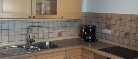 Réfrigérateur, four, plaque de cuisson, cafetière/bouilloire