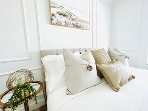 2 bedrooms, iron/ironing board, WiFi, bed sheets - E-Stylish Retreat, Close to All Attractions (San Diego)