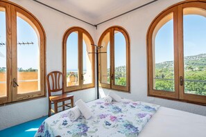 5 makuuhuonetta, silitysrauta/-lauta, internet