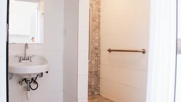 Basic-Apartment | Badezimmer | Dusche, Handtücher, Seife, Shampoo