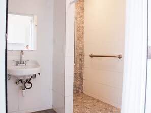 Basic-Apartment | Badezimmer | Dusche, Handtücher, Seife, Shampoo