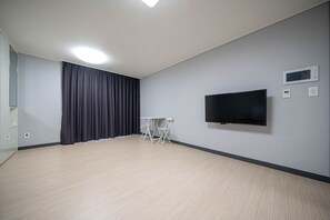 Ondol Room | Individually decorated, individually furnished, soundproofing, free WiFi - Myeongga Ubleth Hotel (Yeosu)