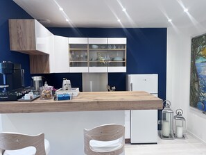 Kjøleskap, mikrobølgeovn, ovn og kokeplater