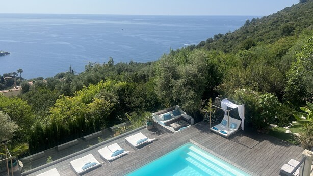 A poolside area with lounge chairs and a view of the sea. - Luxury studio suite in artist Villa with sea view (Eze)