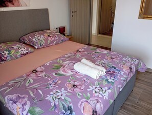 2 bedrooms, iron/ironing board, WiFi, bed sheets - Immaculate 2-Bed Apartment in Okrug Gornji (Okrug Gornji)