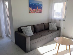 TV - Immaculate 2-Bed Apartment in Okrug Gornji (Okrug Gornji)