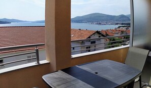 Outdoor dining - Immaculate 2-Bed Apartment in Okrug Gornji (Okrug Gornji)