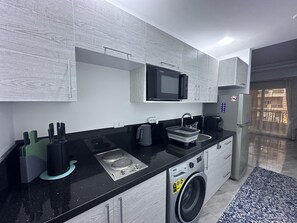 Køleskab, mikrobølgeovn, ovn, kogeplade