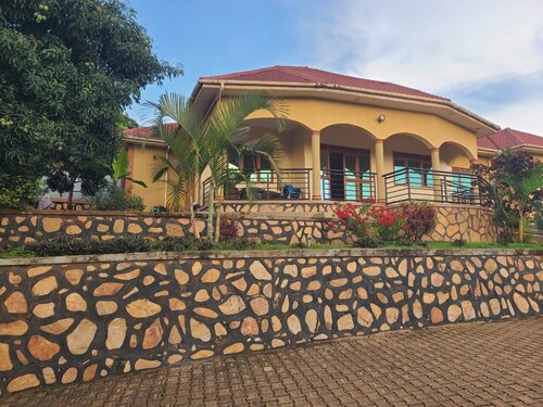 Kampala 5-Beds, Sleeps 8 with Garden & Parking