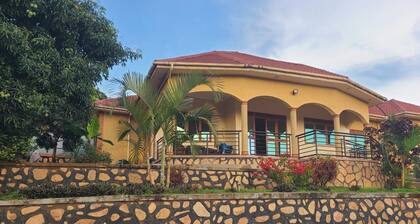Kampala 5-Beds, Sleeps 8 with Garden & Parking