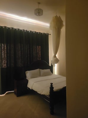5 bedrooms, iron/ironing board, WiFi, bed sheets