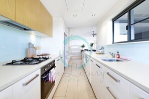 エクスクルーシブ アパートメント | 専用キッチン | 冷蔵庫、電子レンジ、オーブン、コンロ