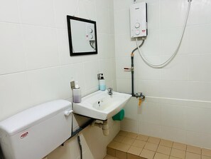 Dusche, Haartrockner, Bidet, Handtücher