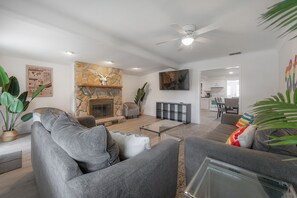 Living area - Spacious IG worthy St. Pete Pride House located 10 minutes to Downtown! (St. Petersburg)