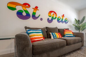 Living area - Spacious IG worthy St. Pete Pride House located 10 minutes to Downtown! (St. Petersburg)