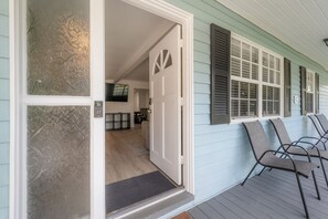 Property grounds - Spacious IG worthy St. Pete Pride House located 10 minutes to Downtown! (St. Petersburg)