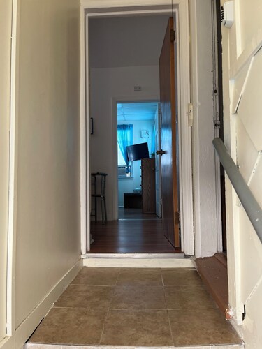 This studio unit sleeps 2 
Private entrance