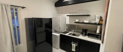 Täysikokoinen jääkaappi, mikroaaltouuni, liesi, astianpesukone