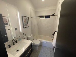 Hair dryer, towels, soap, shampoo - West Redding mid-century style guest house (Redding)