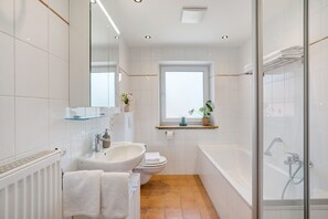 Baignoire, sèche-cheveux, serviettes fournies