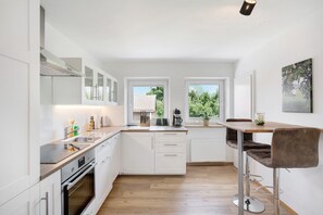 Geladeira, fogão, cooktop, lava-louças