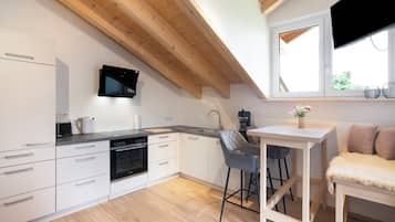 Fridge, oven, stovetop, dishwasher