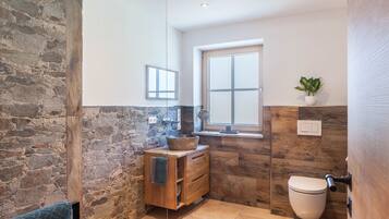 Chuveiro, secador de cabelo, toalhas de banho