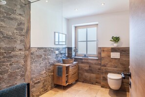 Douche, sèche-cheveux, serviettes fournies