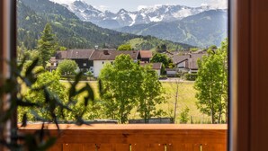 A view of a mountainous landscape with houses and trees. - Apartment 'Ferienwohnung Vrenal' with Mountain View, Shared Garden and Wi-Fi (Farchant)