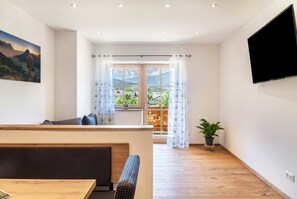 TV - Apartment 'Ferienwohnung Vrenal' with Mountain View, Shared Garden and Wi-Fi (Farchant)