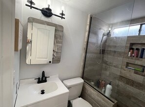 Shower, towels, toilet paper - 3 Bedroom Lake View Home  (Lake Havasu City)