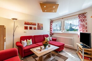 Fernseher, DVD-Player, Tischtennisplatte, Stereoanlage