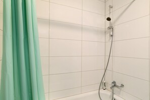 Badekar, hårføner og håndklær