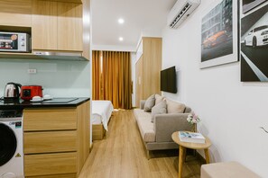 Escritorio, sistema de insonorización, tabla de planchar con plancha