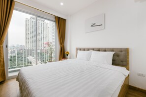 Desk, soundproofing, iron/ironing board, free WiFi - The Euphoria Hanoi (Hanoi)