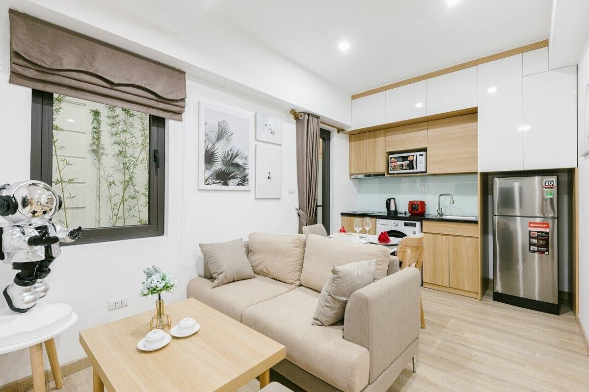 Eine moderne Wohnung mit Wohnzimmer, Küchenzeile und Essbereich.