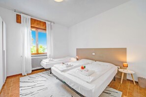 3 bedrooms, free WiFi, bed sheets - The Bon'Ora Apartment, Riva del Garda, Italy (Riva del Garda)