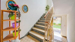 Una escalera con barandilla de madera y vistas al exterior.