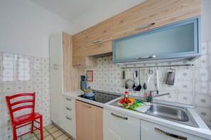 Réfrigérateur, four à micro-ondes, un four, surface de cuisson